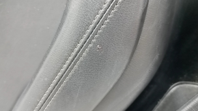 Деталь обшивки двери Mazda 6 2014-2021, крупный план на кожаную вставку.