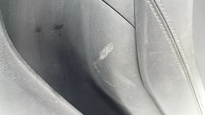 Царапина на обшивке двери правой задней Mazda 6 2014-2021.