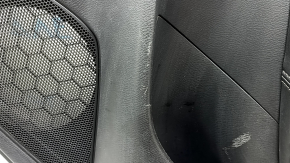 Повреждение на черной обшивке двери правой задней Mazda 6 2014-2021.