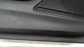 Детальный план на потертости обшивки двери Mazda 6 2014-2021.