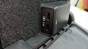 Порт зарядки USB в подлокотнике спинки сидений Mazda 6, функционален и без повреждений.