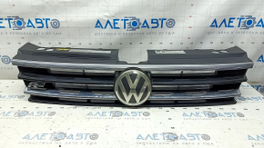 Решетка радиатора grill VW Tiguan 18-21 R-Line, с эмблемой, 2 хром 1 черн полоски, песок, царапины, сколы