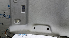 Крупный план повреждения на обшивке потолка для Toyota Prius 2010-2015.