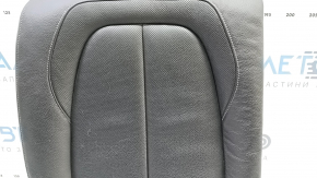 Крупный план на спинку заднего сиденья BMW X1 F48, перфорация на черной коже, детали без заметных изъянов.