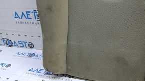 Крупный план повреждений на велюровом сиденье Toyota Prius 2010-2015, видны мелкие царапины.