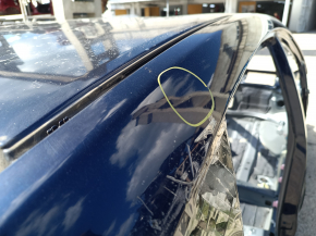 Края крыши Toyota Prius, участки с повреждениями лака.