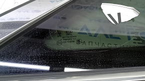 Крупный план заводской наклейки на задней боковой форточке Kia Sorento 2016-2020.