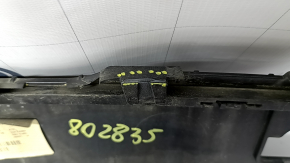 Деталь с номером 802835 на накладке заднего бампера Jeep