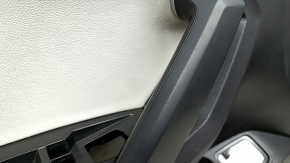 Угол обшивки двери передней левой VW Tiguan с кожаной вставкой, потертости