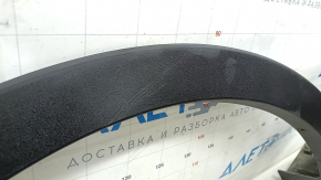 Боковой вид накладки арки крыла для Hyundai Santa Fe Sport 2013-2018, заметные следы эксплуатации.