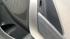 Детальный вид покраски и царапин обшивки двери задней правой от Hyundai Santa Fe Sport.