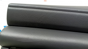 Деталь двери Mazda 3 с потёртостями, крупный план подлокотника и вставки.