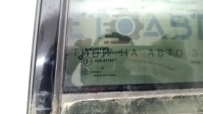 Ближайший план на стекло двери Jeep с маркировкой Mopar, признак оригинальности.