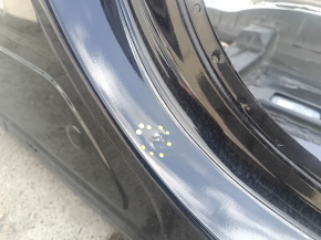 Близкий план детали кузова Hyundai Santa Fe Sport 2013-2018 с заметными дефектами в краске.