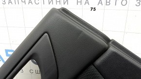 Деталь обшивки двери Subaru Outback 15-19, крупный план угла с потертостями