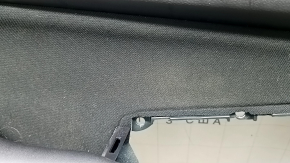 Крупный план черной ткани обшивки двери Subaru Outback, с мелким загрязнением.