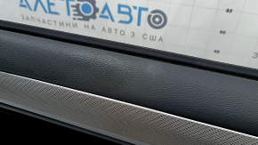 Обшивка двери Subaru Outback 2015-2019, вид на верхнюю часть с небольшими дефектами.