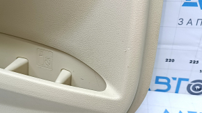 Деталь обшивки с маркировками, показана задняя левая сторона Toyota Camry.