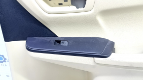 Подлокотник обшивки задней двери для Toyota Camry 2015-2017, отмечены следы эксплуатации