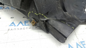 Крупный план повреждения крепления на подкрылке BMW X5 F15, отмечены следы износа.