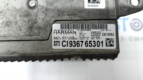Маркировка на головном устройстве Harman Kardon для BMW X5, детальный кадр.