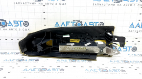 Задняя часть подушки безопасности Toyota Camry в поперечном сечении, видно состояние деталей.