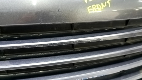 Крупный план решетки переднего бампера Toyota Camry, видимые дефекты и износ.