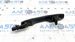 Деталь ручки двери передней правой Volvo XC60 18-26 с царапинами, видно крепление.
