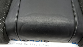 Деталь подушки сиденья Audi A4 с показанными следами износа.