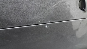 Мелкие царапины на обшивке нижней части двери багажника Volvo XC60