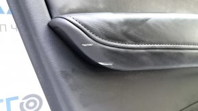 Детали обшивки передней двери черного цвета для Volvo XC60 18-26, с натуральной кожей и видимыми следами эксплуатации.