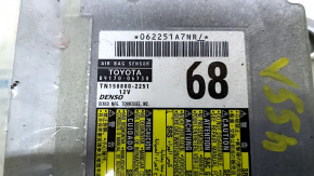 Разъем модуля SRS AIRBAG с желтым корпусом для Toyota Camry V55, в рабочем состоянии.