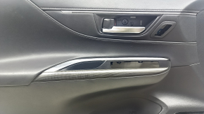 Крупный план ручки двери передней левой Toyota Venza, детали и состояние хотя бы с одним дефектом.