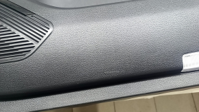 Поверхность обшивки двери передней правой Toyota Venza с акцентом на накладку и текстуру.