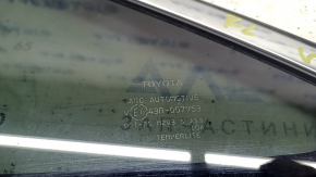 Крупный план маркировки на боковой форточке Toyota Venza, видно оригинальное стекло