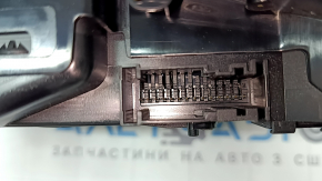 Крупный план разъёма плафона освещения для Mercedes W167, без повреждений.