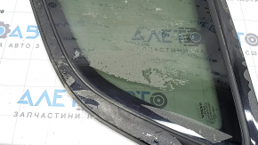 Дефекты на задней правой форточке Volvo XC60, стекло с царапинами.