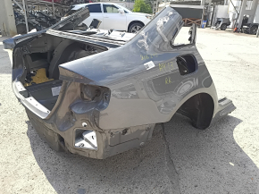 Задняя правая четверть кузова Audi A4 B8 с видимыми дефектами в виде тычков и сколов краски.
