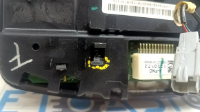 Ближайший ракурс разъема на плафоне освещения Ford Fusion