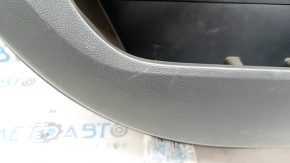 Крупный план дефекта на обшивке двери Toyota Highlander.