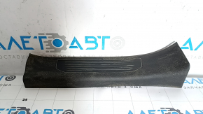 Накладка порога внутрішня ззаду права Nissan Murano z52 17-24 чорна, 3 смужки, потерта