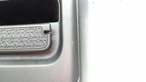 Крупный план с повреждениями на центральной консоли, видимыми на Nissan Ariya 2023.