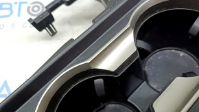 Детальный вид на накладку с подстаканниками Lexus NX 2015-2021, наличие дефектов отмечено на поверхности.