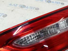 Фонарь Toyota Camry с четким изображением отражателя.