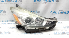 Фара передня права Toyota Prius V 15-17, рест, галоген, зламані кріплення, подряпини