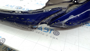 Детальный план нижней части бампера Toyota Camry с повреждениями, сломанные крепления видны четче.