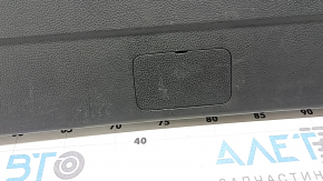 Обшивка двери багажника нижняя Toyota Rav4 19-25 черная, с ручкой, царапины, вмятины