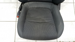 Крупный план обивки сидения Toyota RAV4, видно несколько потертостей.