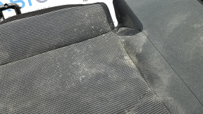 Крупный план загрязнений на ткани сидений Toyota RAV4, требующий химчистки.