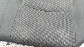 Детальный ближний план обивки заднего ряда Toyota RAV4, с заметными следами эксплуатации.